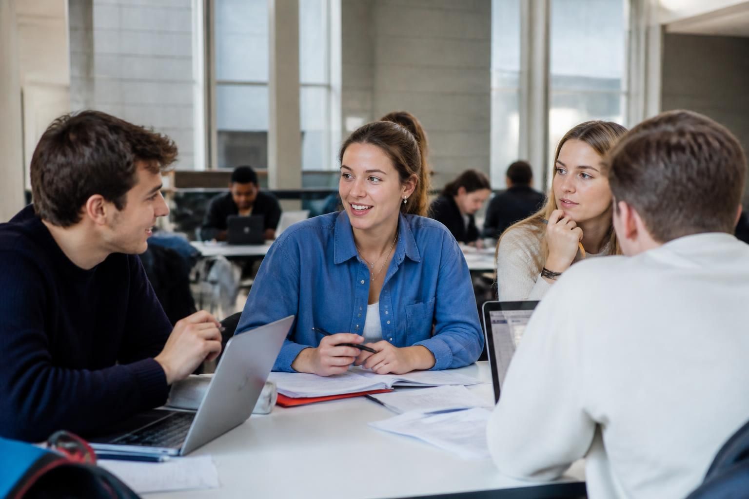découvrez les différences essentielles entre un bachelor et un master pour mieux orienter votre parcours académique et professionnel.