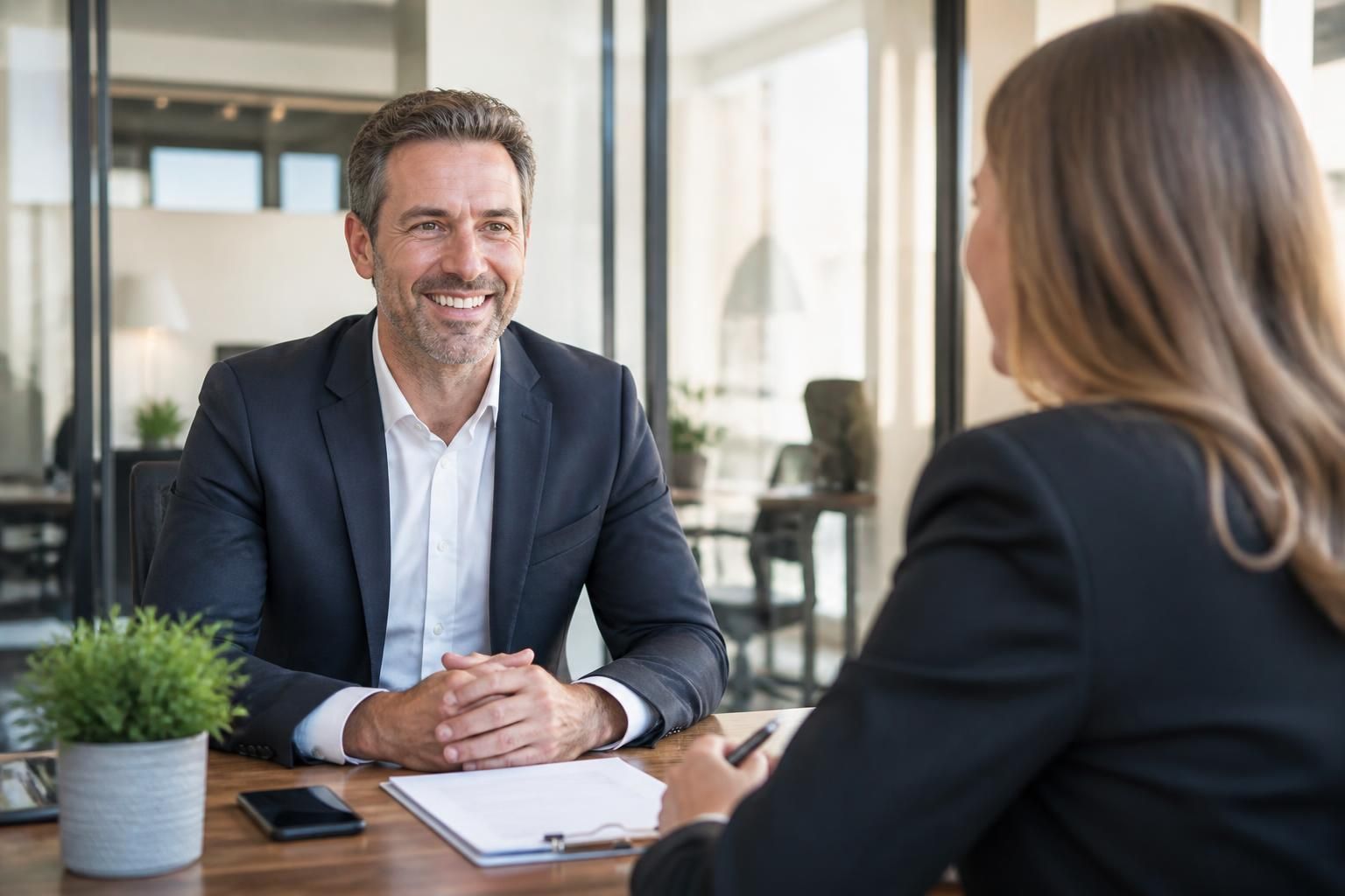 découvrez comment réussir votre reconversion professionnelle à 40 ans grâce à des conseils pratiques et des clés essentielles pour changer de voie en toute sérénité.