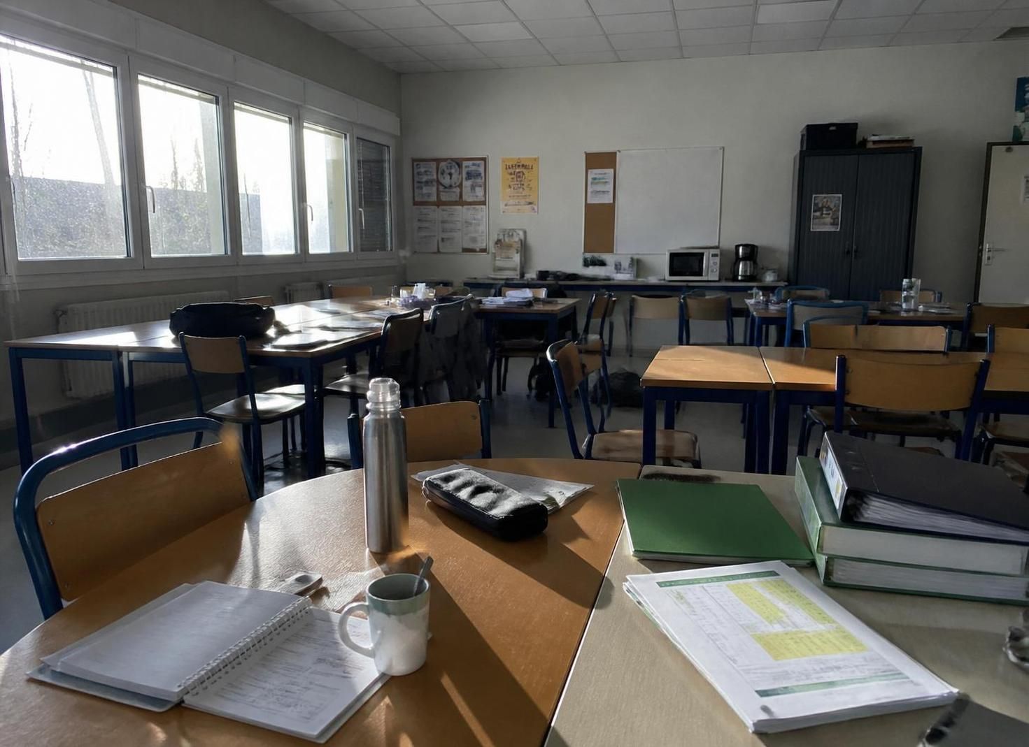 découvrez si les professeurs sont payés pendant leurs vacances et comment fonctionne leur rémunération pendant les congés scolaires.